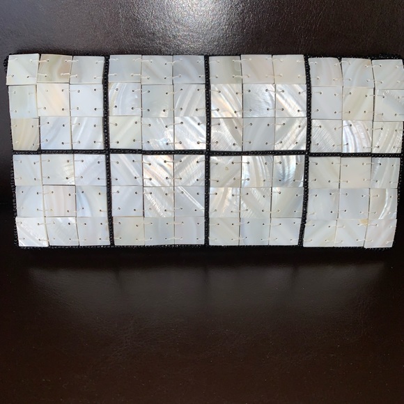 Clutch made of large scale genuine horn pailletts. Graphic placed on black satin - Picture 5 of 5